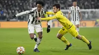 Gelandang Juventus, Juan Cuadrado berusaha melewati pemain Villarreal, Manu Trigueros pada pertandingan leg kedua babak 16 besar Liga Champions di Allianz Stadium, Turi, Italia, Kamis (17/3/2022).  Juventus kalah atas Villarreal 0-3. (AP Photo/Antonio Calanni)