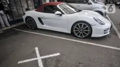 Mobil Porsche saat disita di Kantor Ditlantas Polda Metro Jaya, Jakarta, Senin (26/4/2021). Mobil mewah Porsche Boxter bernopol B 2204 MA yang diketahui milik BRK dan saat kejadian dikendarai putrinya AS kini disita polisi. (merdeka.com/Iqbal S. Nugroho)