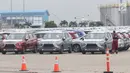 Petugas mengecek mobil Mitsubishi Xpander yang siap diekspor melalui IPC Car Terminal, PT IKT, Cilincing, Jakarta, Rabu (25/4). Pengiriman akan dimulai untuk, sebelum Thailand, Vietnam dan pasar ekspor lainnya. (Liputan6.com/Angga Yuniar)