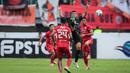 <p>Pemain Barito Putera, Gustavo Tocantins (tengah) berebut bola dengan pemain Persija Jakarta, Tony Sucipto pada laga lanjutan BRI Liga 1 2022/2023 di Stadion Patriot Candrabhaga, Bekasi, Rabu (22/02/2023). (Bola.com/Bagaskara Lazuardi)</p>