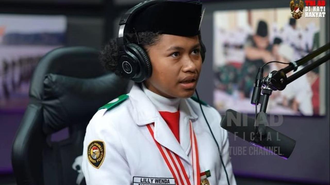 Pada saat itu, usai mengibarkan bendera merah putih, sepatu sebelah kiri yang dikenakan Lilly mendadak terlepas.<br>