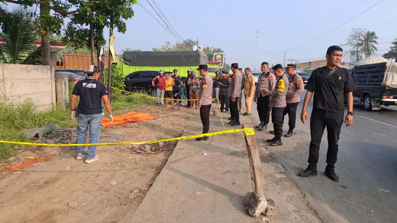 Polisi olah TKP penemuan jasad pria tanpa identitas di Kota Bandar Lampung. (Liputan6.com/Istimewa).