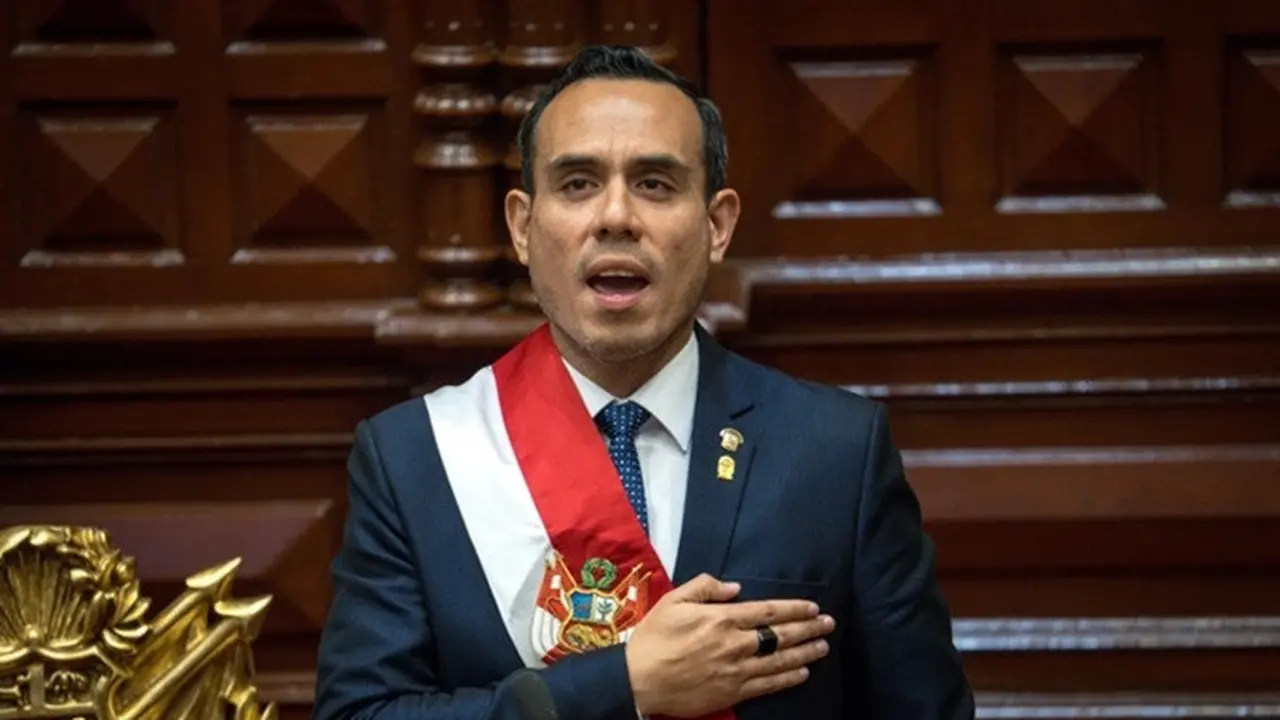 Jose Jeri menyanyikan lagu kebangsaan setelah dilantik sebagai presiden sementara di Lima, Peru, Jumat, (10/10/2025).