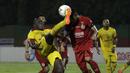 Striker Bhayangkara FC, Herman Dzumafo, berebut bola dengan bek Semen Padang, Dedy Gusmawan, pada laga Shopee Liga 1 di Stadion PTIK, Jakarta, Sabtu (2/11). Bhayangkara bermain imbang 2-2 atas Semen Padang. (Bola.com/Yoppy Renato)