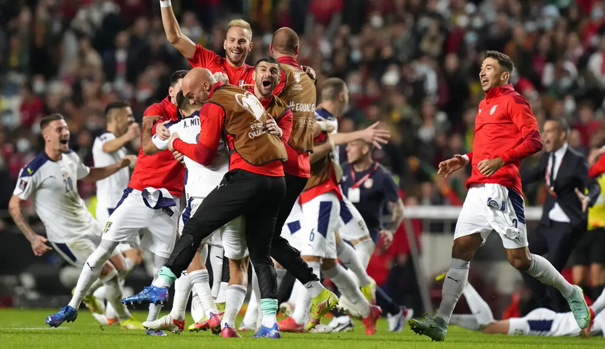 Para pemain Serbia melakukan selebrasi usai melawan Portugal pada akhir pertandingan kualifikasi Grup A Piala Dunia 2022 di Stadion Luz, Lisbon, 14 November 2021. Serbia menang 2-1. (AP Photo/Armando Franca)
