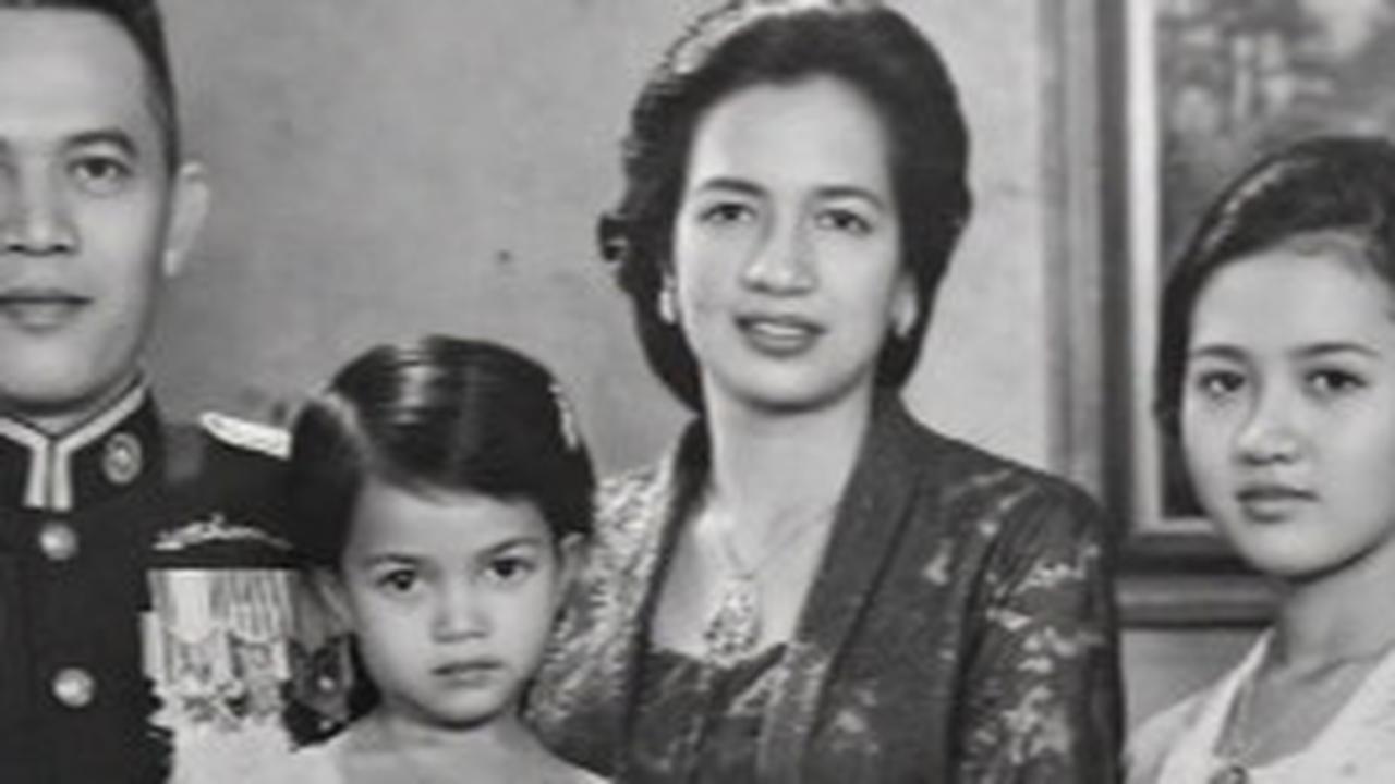 Cantiknya Ade Irma Nasution 'Dihidupkan Kembali' Oleh AI, Foto Bareng Keluarga Sang Ayah Gagah Banget