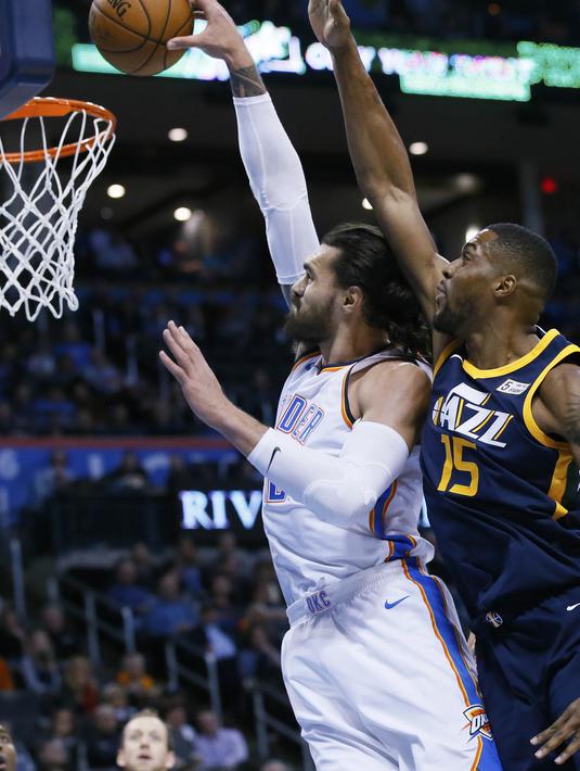 Pebasket Oklahoma City Thunder, Steven Adams, memasukkan bola saat melawan Utah Jazz pada laga NBA di Chesapeake Energy Arena, Rabu (6/12/2017). Thunder menang 100-94 atas Jazz. (AP/Sue Ogrocki)
