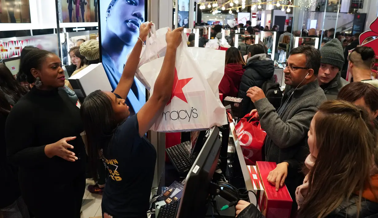 Konsumen memulai belanja saat acara penjualan Black Friday ketika gerai pusat perbelanjaan Macy membuka pintunya pada Hari Thanksgiving di New York, Kamis (28/11/2019). Selama Black Friday, warga Amerika merayakan tradisi dengan belanja dan berburu diskon-besaran. (Bryan R. Smith/AFP)