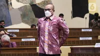 Ketua KPU Hasyim Asy'ari (batik ungu) bersiap mengikuti rapat kerja dengan Komisi II DPR RI di Kompleks Parlemen Jakarta, Rabu (13/4/2022). Raker tersebut membahas persiapan pemilu serentak pada 2024. (Liputan6.com/Angga Yuniar)