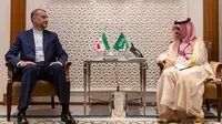 Menlu Iran Hossein Amir-Abdollahian dan Menlu Arab Saudi Pangeran Faisal bin Farhan saat bertemu di Riyadh, Kamis (17/8/2023). (Dok. Abdulrahman al-Abdulsalam/AP)