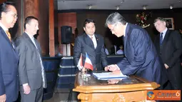 Citizen6, Jakarta: Menteri Kelautan dan Perikanan, Sharif C. Sutardjo, Pemerintah Indonesia dan Perancis menandatangani Credit Facility Agreement dalam mengembangkan INDESOdi Kantor KKP, Jakarta pada, Senin (18/6). (Pengirim: Efrimal Bahri)