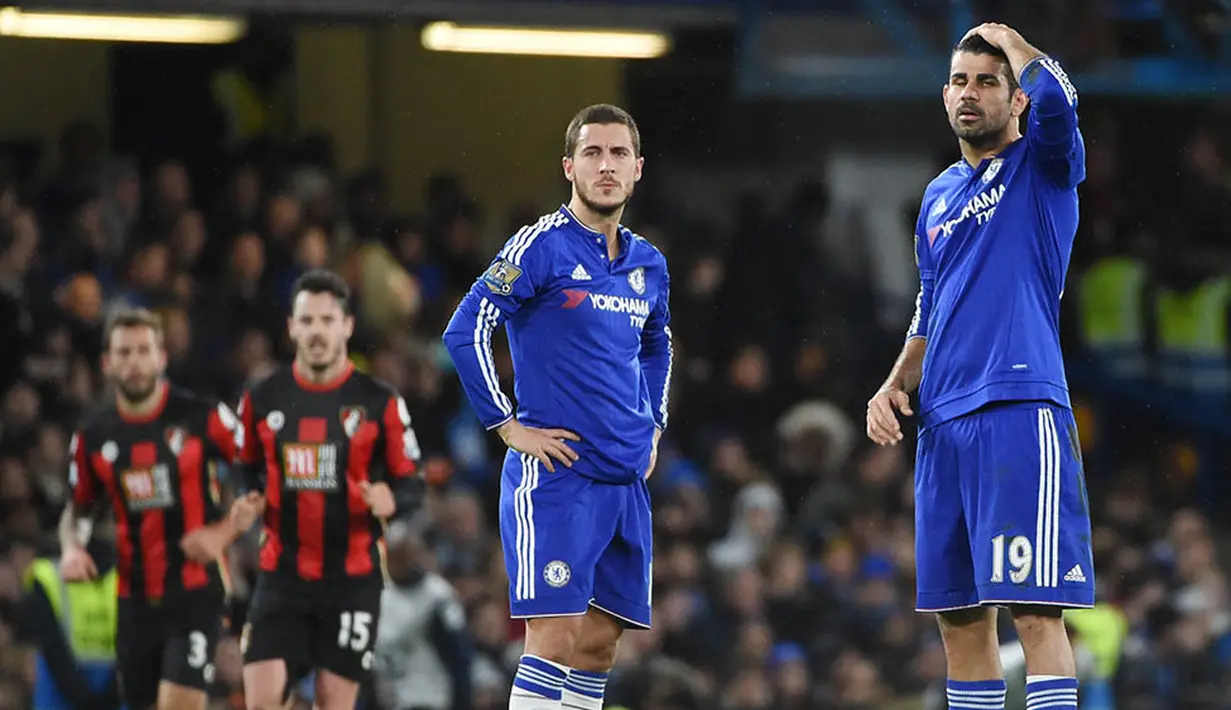 Ekspresi murung dari pemain Chelsea, Eden Hazard dan Diego Costa, saat takluk 0-1 dari Bournemouth pada laga Liga Premier Inggris di Stadion Stamford Bridge, Inggris, Sabtu (5/12/2015). (EPA/Facundo Arrizabalaga)