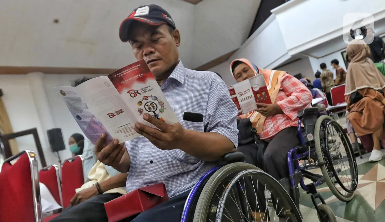 Kehadiran OJK tidak hanya diharapkan dapat meningkatkan pengaturan dan pengawasan di sektor jasa keuangan secara lebih komprehensif dan terintegrasi, namun juga untuk melindungi konsumen dan masyarakat. (Liputan6.com/Angga Yuniar)