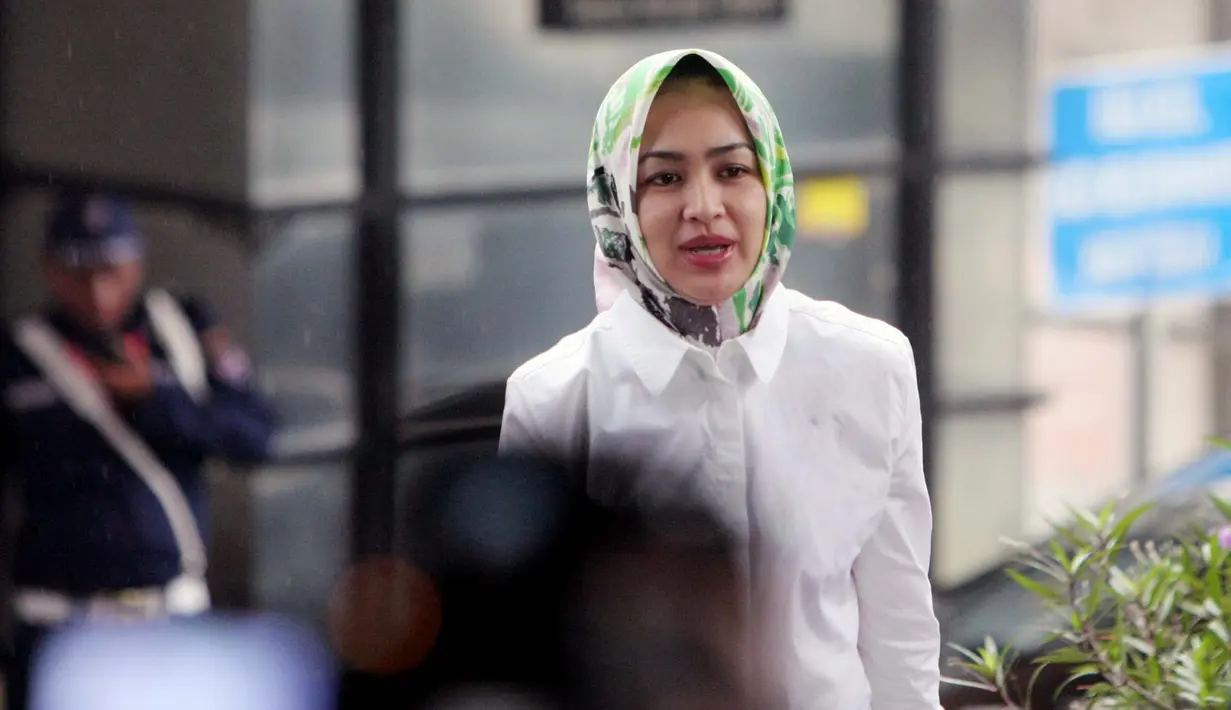 Dengan berkemeja putih dan berkerudung hijau, Airin menebar senyum ke arah kamera (Liputan6.com/Johan Tallo)