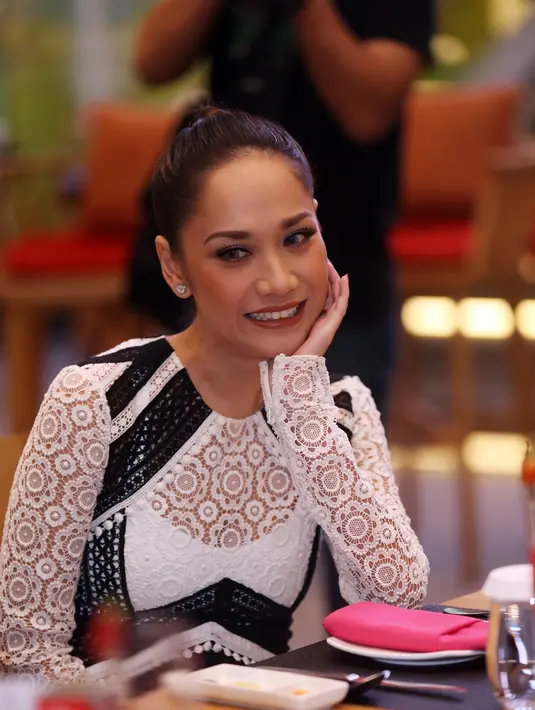 "Karena sebelumnya aku gak mau main film dulu setelah Habibie & Ainun. Pengen fokus di musik waktu itu. Karena kemana-mana orang masih panggil Ainun ketika itu," kata BCL. (Andy Masela/Bintang.com)