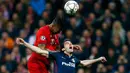 Bek Atletico Madrid, Diego Godin (kanan) berebut bola udara dengan bek Muenchen, Jerome Boateng di Liga Champions di Allianz Arena (4/5). Meski kalah 2-1 dari Munchen, Atletico melaju ke final dengan aggregat gol tandang. (Reuters/Ralph Orlowski)