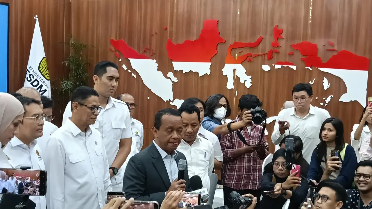 Menteri Energi dan Sumber Daya Mineral (ESDM) Bahlil Lahadalia di Kantor Kementerian ESDM, Jakarta, Senin (20/4/2026). (Liputan6.com/Maul)