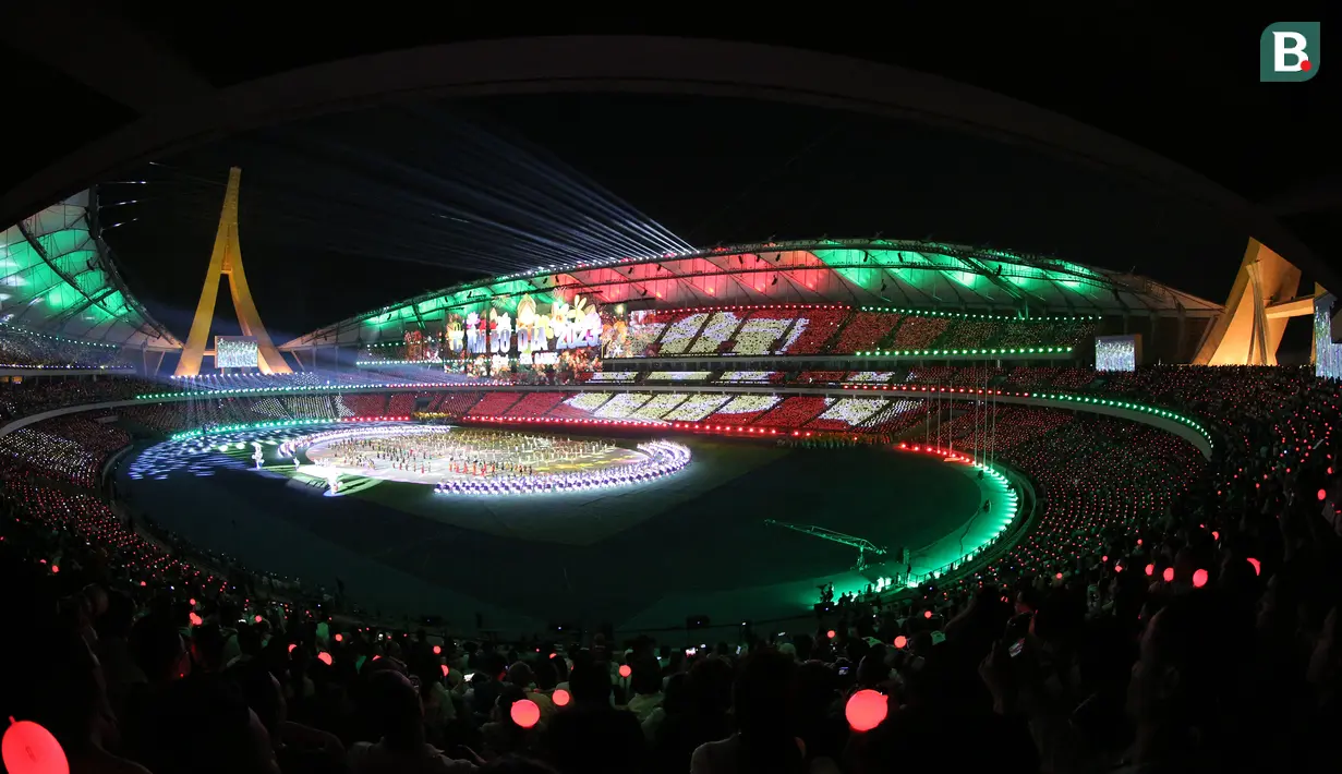 Suasana Morodok Techo Stadium, Phnom Penh, Kamboja saat upacara pembukaan (Opening Ceremony) SEA Games 2023 Kamboja, Jumat Jumat (5/5/2023) malam WIB. (Bola.com/Abdul Aziz)