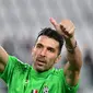 Kegembiraan Gianluigi Buffon usai pertandingan melawan AS Monaco di leg kedua semifinal Liga Champions di Turin, Italia, (10/5). Juventus melangkah ke final setelah menang dengan aggregat 4-1. (AFP Photo/Alberto Pizzoli)