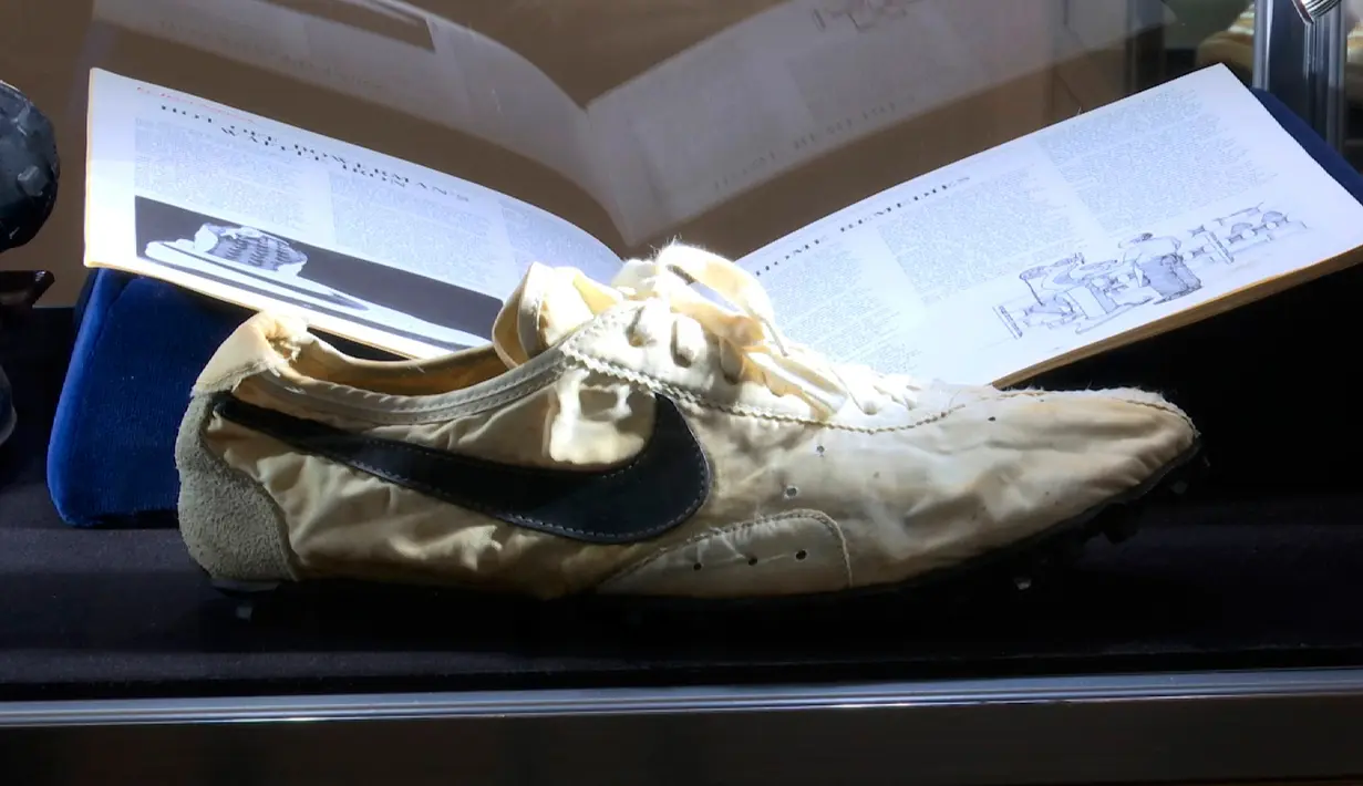 Sepatu Nike buatan tangan Moon Shoe yang merupakan hasil rancangan salah seorang pendiri Nike, Bill Bowerman, pada tahun 1972 dipajang di rumah lelang Sotheby, New York pada 12 Juli 2019. Rumah lelang tersebut mengadakan lelang sneaker langka untuk pertama kalinya. (AP Photo/Ted Shaffrey)