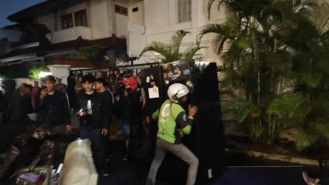 Rumah Anggota DPR Eko Hendro Purnomo atau Eko Patrio di Jalan Karang Asem 1, Kuningan, Setiabudi, Jakarta Selatan dijarah massa.
