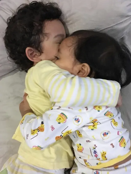 Ditemui di kawasan Rumah Maroko, Menteng, Jakarta Pusat, Senin (22/5/2017), Shireen menuturkan bahwa anak-anak merupakan ladang bagi orang tua. Terlebih seorang ibu yang harus selalu menanamkan hal positif. (Instagram/shireensungkar)