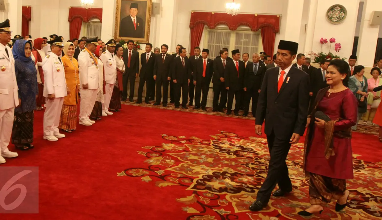Presiden Joko Widodo didampingi Ibu Negara usai melakukan pelantikan lima Gubernur dan Wagub baru di Istana Merdeka, Jakarta, Jumat (12/5). (Liputan6.com)