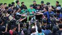 Pelatih Timnas Indonesia, Shin Tae-yong menjawab pertanyaan para wartawan saat sesi latihan di Lapangan A Gelora Bung Karno (GBK), Senayan, Jakarta Pusat, Kamis (15/6/2023) sore WIB. Latihan dilakukan sebagai persiapan menghadapi Timnas Argentina pada laga persahabatan FIFA Matchday, 19 Juni 2023 di Stadion Utama Gelora Bung Karno. (Bola.com/Bagaskara Lazuardi)