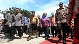 Wapres Jusuf Kalla didampingi Menteri LHK, Siti Nurbaya bersiap menanam pohon disamping Istana Siak Sri Indrapura seusai menghadiri puncak Hari Lingkungan Hidup 2016 di Kabupaten Siak, Riau, Jumat (22/7). (Liputan6.com/Faizal Fanani)