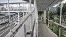 Petugas Sudin Bina Marga Jakarta Timur memperbaiki jembatan penyeberangan orang (JPO) di Jalan Otto Iskandardinata (Otista), Jatinegara, Rabu (9/2/2022). Perbaikan JPO itu tindak lanjut pasca insiden tertimpa pohon tumbang pada November tahun lalu akibat cuaca ekstrem. (merdeka.com/Iqbal S Nugroho)