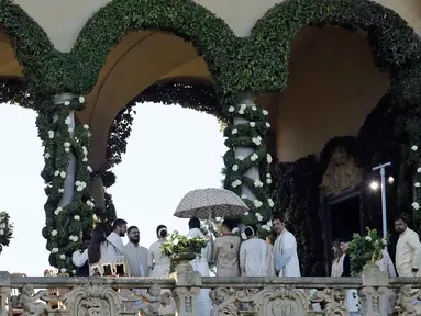 Para tamu menghadiri pernikahan bintang Bollywood India, Deepika Padukone dan Ranveer Singh di sebuah vila sekitar Danau Como, Italia, Rabu (14/11). Deepika Padukone dan Ranveer Singh akhirnya mengikat janji suci setelah 6 tahun berpacaran (AP/Luca Bruno)