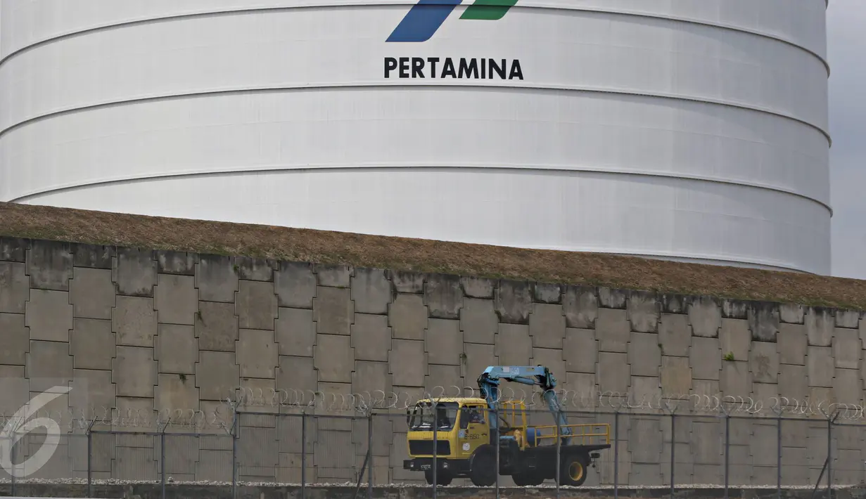 Aktivitas pengisian LNG dari Plant 26 di area kilang LNG Badak, Kaltim, Rabu (28/10). Pertagas terus melakukan terobosan dalam bisnis LNG dengan menggarap potensi pasar ritel LNG untuk industri tambang dan komersial. (Liputan6.com/Immanuel Antonius)
