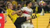 Bek PSG, Marquinhos (kanan) berebut bola dengan gelandang Borussia Dortmund, Julian Brandt pada laga leg pertama semifinal Liga Champions 2023/2024 di Signal Iduna Park Stadium, Dortmund, Rabu (1/5/2024). (AP Photo/Matthias Schrader)