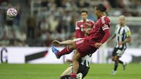 Momen saat Anthony Gordon melakukan pelanggaran keras pada Virgil van Dijk di laga Newcastle vs Liverpool di matchday 2 Liga Inggris 2025/2026 di St James' Park, Selasa (26/08/2025). (AP Photo/Jon Super).
