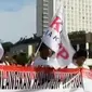 Belasan orang dari Komite Independen Pemantau Pemilu (KIPP) gelar aksi simpati di Bundara HI untuk ajak warga daftarkan namanya di Pilkada 2