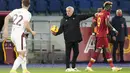 Pelatih AS Roma, Jose Mourinho saat menginstruksikan pemainnya saat bertanding melawan Torino pada pertandingan lanjutan Liga Serie A Italia di stadion Olimpiade Roma, Senin (29/11/2021). Sementara itu, Torino tertahan di peringkat ke-13 dengan torehan 17 poin. (AP Photo/Gregorio Borgia)