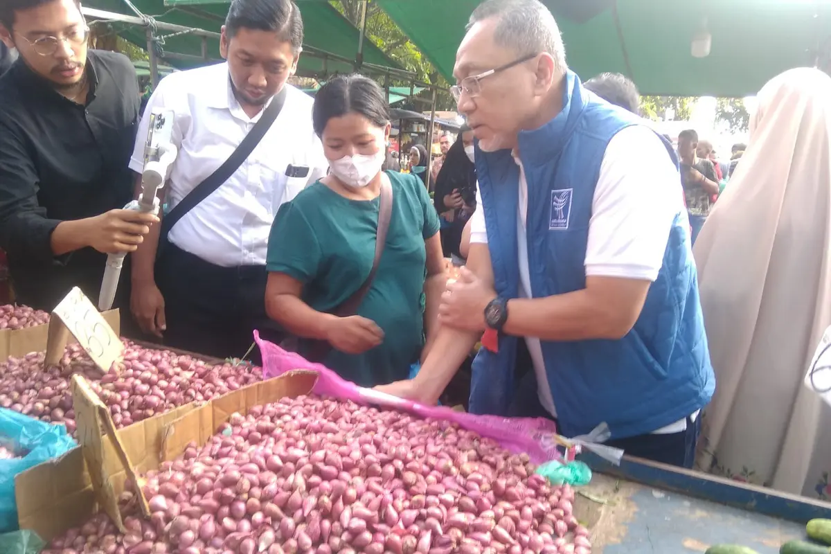 Mendag Zulkifli Hasan memantau harga dan pasokan kebutuhan pokok jelang natal dan tahun baru, Sabtu (17/12/2022). (Foto: Liputan6.com/Ajang Nurdin)