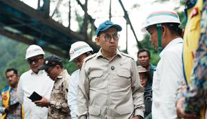 Menteri Kebudayaan (Menbud) Fadli Zon memantang kondisi jembatan kereta api di Lembah Anai yang terdaftar sebagai Warisan Dunia UNESCO sebagai struktur pendukung Situs Tambang Batubara Ombilin. (dok. Biro Humas Kemenbud)