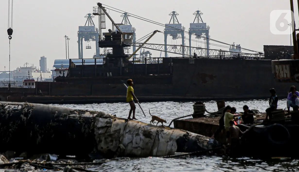 Aktivitas masyarakat di kawasan Cilincing, Jakarta, Selasa (2/8/2021). Lembaga Antariksa Amerika Serikat (NASA) memperkirakan wilayah Jakarta bagian Utara akan tenggelam akibat kenaikan permukaan air laut imbas pemanasan global dan pencairan lapisan es. (Liputan6.com/Faizal Fanani)