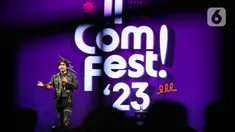 Komedian Indra Frimawan tampil pada acara Jakarta International Comedy Festival (JICOMFEST) 2023 di Tennis Indoor Senayan, Jakarta, Jumat (15/12/2023). (Liputan6.com/Herman Zakharia)