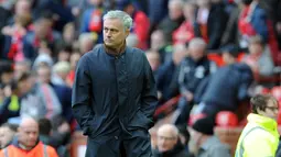 Manajer Manchester United Jose Mourinho melihat pemainnya bertanding melawan Arsenal saat pertandingan Liga Inggris di stadion Old Trafford di Manchester (29/4). (AP Photo / Rui Vieira)