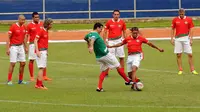 Edgar Davids Latihan di Gelora Bung Karno Jelang Calcio Legend (Liputan6.com/Helmi Fithriansyah)