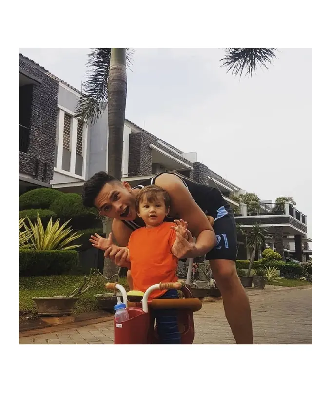 Jadi Duda, Ini 7 Potret Kevin Kambey 'Anak Langit' dan Anaknya
