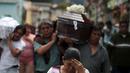 Proses pemakaman salah satu warga yang menjadi korban longsor di Santa Catarina Pinula, Guatemala City (2/10/2015). Musibah tanah longsor ini menewaskan sedikitnya 73 orang dan sebanyak 600 orang dinyatakan hilang. (Reuters/ Josue Decavele)