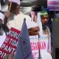 Dalam tuntutannya massa meminta KPK menangkap Ahok karena diduga telah melakukan korupsi di Rumah Sakit Sumber Waras.