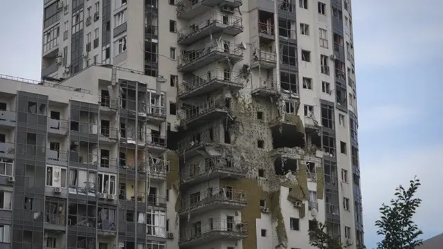 Serangan rudal Rusia menghantam sebuah bangunan apartemen di Kharkiv, Ukraina, pada Selasa (14/5/2024).