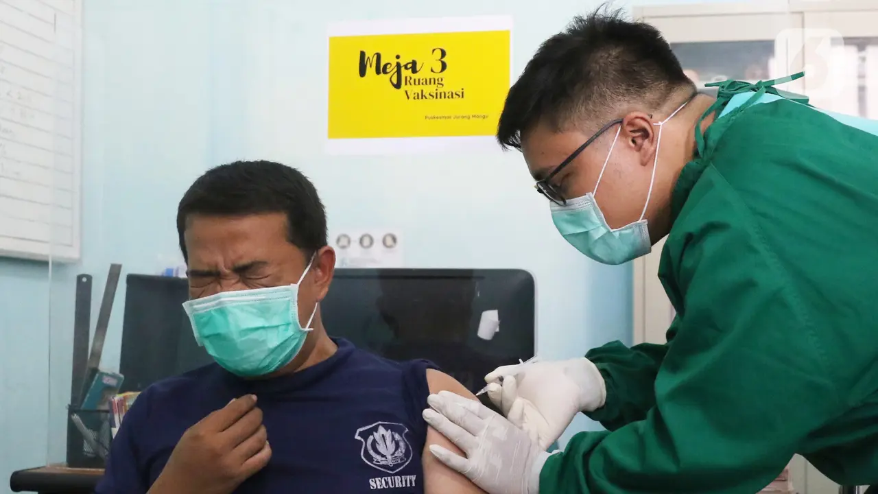 FOTO: Tenaga Kesehatan di Tangerang Selatan Mulai Disuntik Vaksin COVID-19