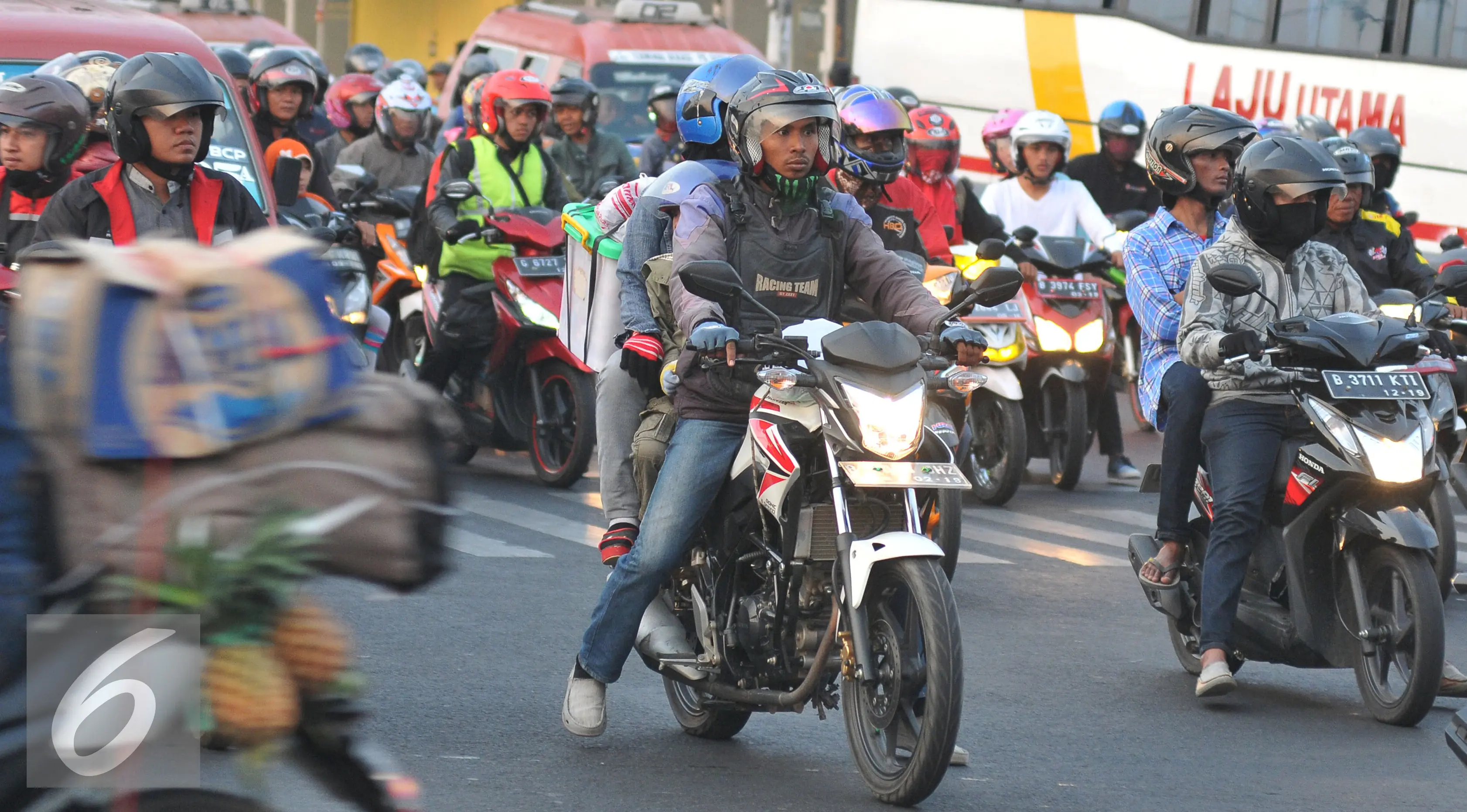Sejumlah pemudik bermotor melintasi jalur Bekasi Timur, Jawa Barat, Selasa (22/7/2015). Kepadatan arus balik sepeda motor diperkirakan terjadi pada H+4 malam hingga H+5. (Liputan6.com/Herman Zakharia)