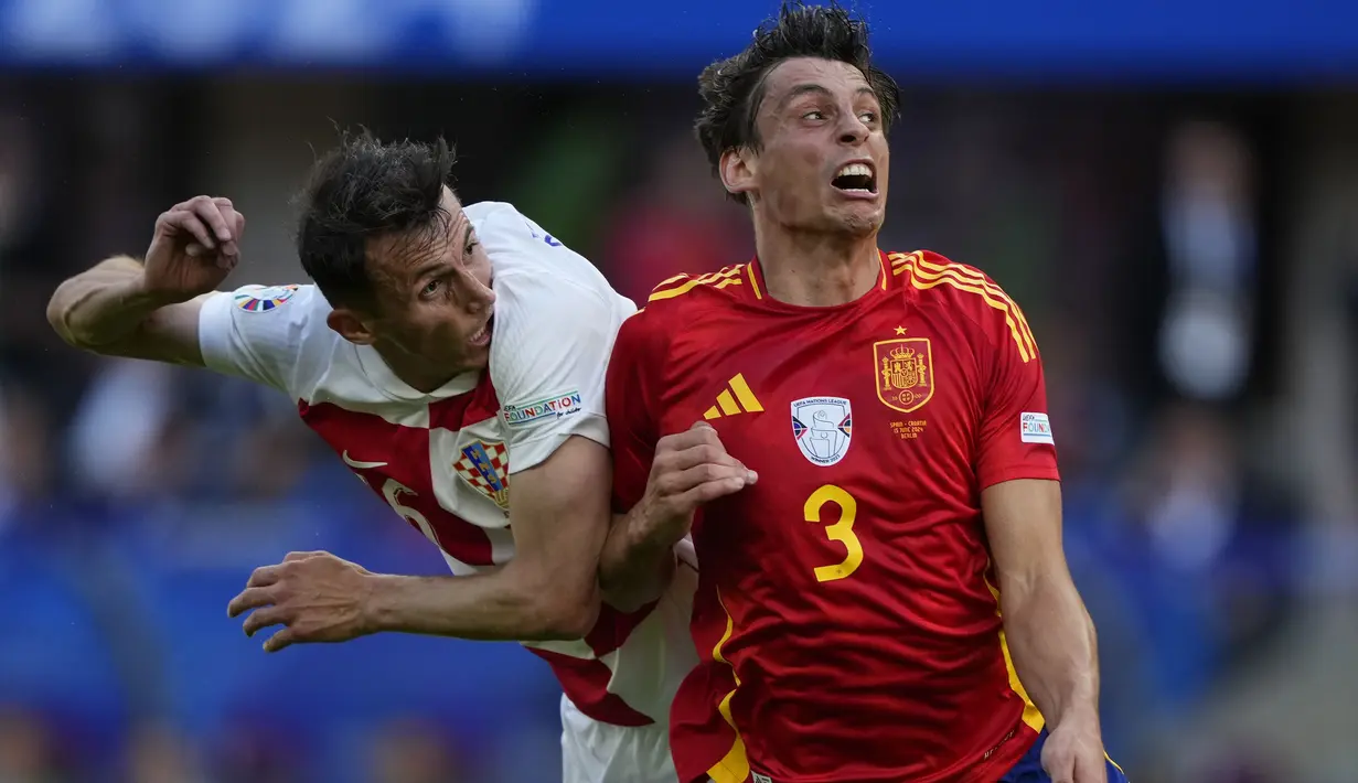 Bek Timnas Spanyol, Robin Le Normand (kanan) berduel udara dengan striker Timnas Kroasia, Ante Budimir pada laga Grup B Euro 2024 di Olympiastadion, Berlin, Jeman, Sabtu (15/6/2024). (AP Photo/Ebrahim Noroozi)