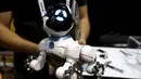 Seekor robot anjing bernama Chip yang dibuat oleh WowWee saat dipamerkan dalam acara Consumer Electronics Show di Las Vegas. (4/1). Anjing dapat belajar melakukan sesuatu sesuai apa yang disuruh pemiliknya. (REUTERS / Rick Wilking)